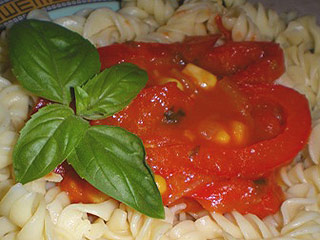 Makaron z sosem pomidorowym, papryką i kukurydzą