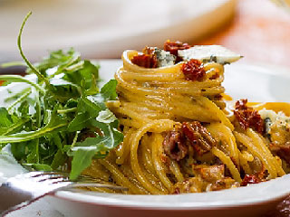 Spaghetti z suszonymi pomidorami i gorgonzolą